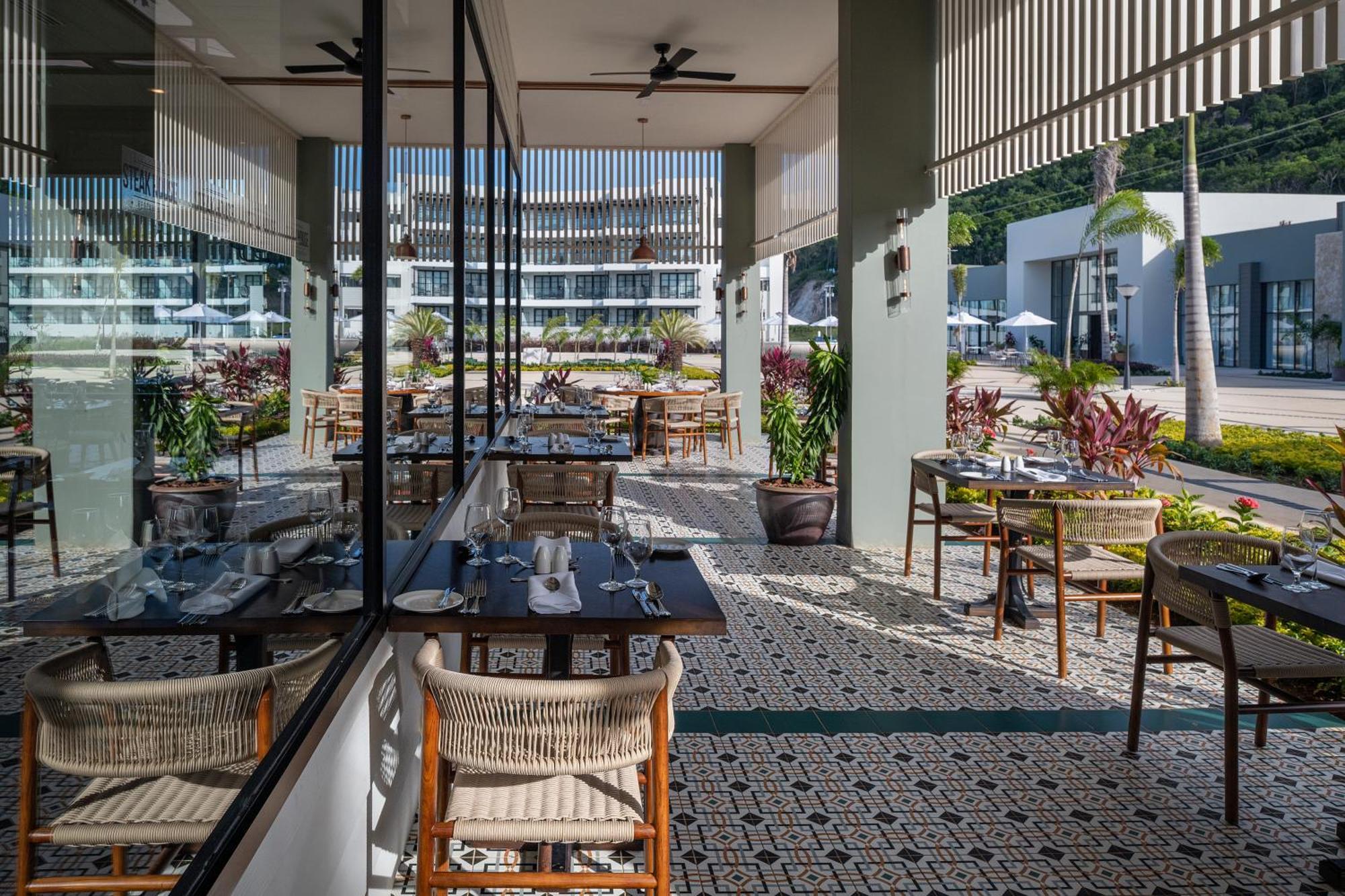 Hotel Ocean Eden Bay (Adults Only) à Spring Rises Extérieur photo The Deck